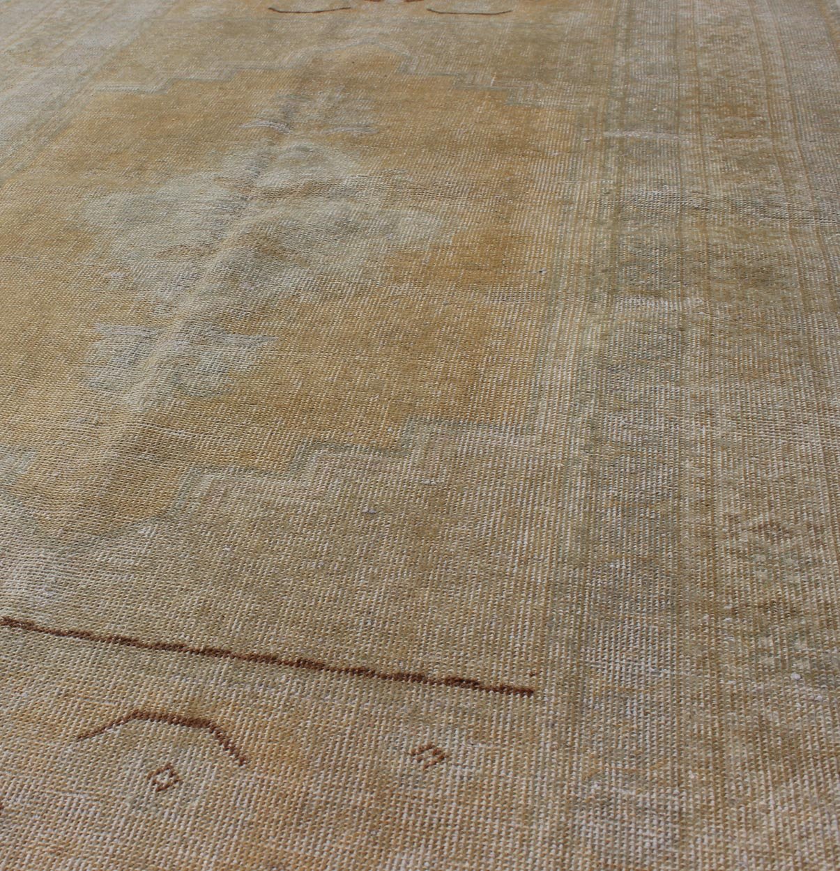 Faded Turkish Oushak Carpet with Geometric Floral Motifs in Tan, Yellow & Gray Turkish Oushak Carpet with Geometric Floral Motifs rug/en - 92944, origin/turkey kwarugs This faded Oushak rug features an intricately beautiful design. The ... - Keivan Woven ArtsEN - 92944 - 1662Rug