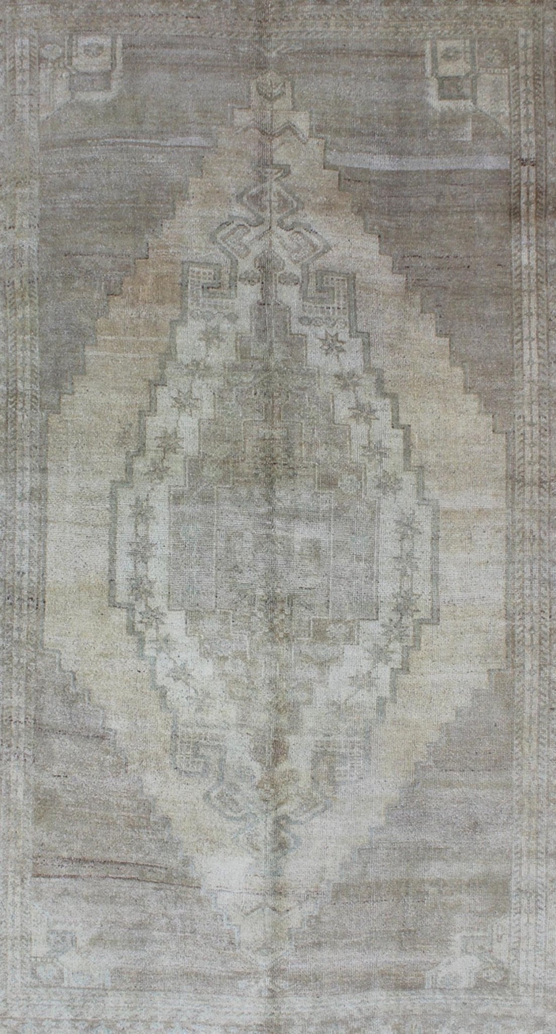 Oushak Vintage Rug From Turkey With Layered Medallion kwarugs Shades of gray Oushak vintage rug from Turkey with layered medallion, Keivan Woven Arts / rug en - 94454, country of origin / type: Turkey / Oushak, circa 1940 This muted vintage... - Keivan Woven ArtsEN - 94454 - 1006Rug