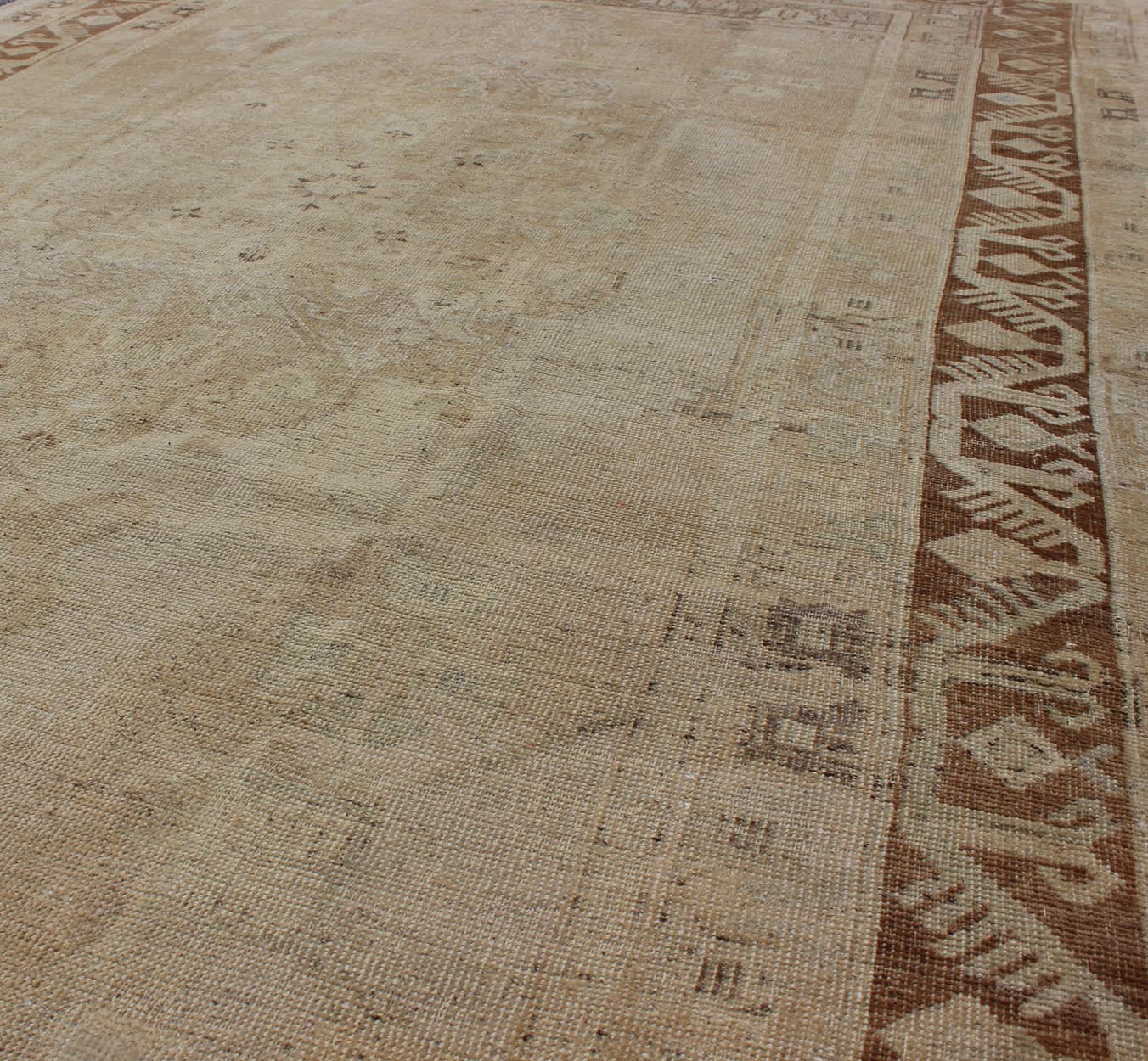 Vintage Turkish Diamond Medallion Oushak in Neutral Earth Tones Measures: 5'8 x 9'1 Characterized by a comely and highly representative Oushak composition, this vintage Oushak carpet beautifully communicates the finer strength of Oushak r... - Keivan Woven ArtsEN - 946 - 7821Rug