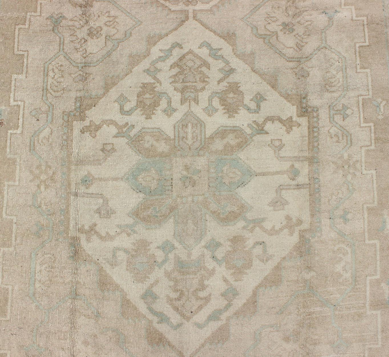 Turkish Vintage Oushak Medallion Rug With Muted Colors in Earth Tones. Keivan Woven Arts / rug EN - 951, country of origin / type: Turkey / Oushak, circa 1950. Measures: 6'9 x 10'5. This striking vintage Turkish Oushak rug bears an cream - colored bo... - Keivan Woven ArtsEN - 951 - 4874Rug