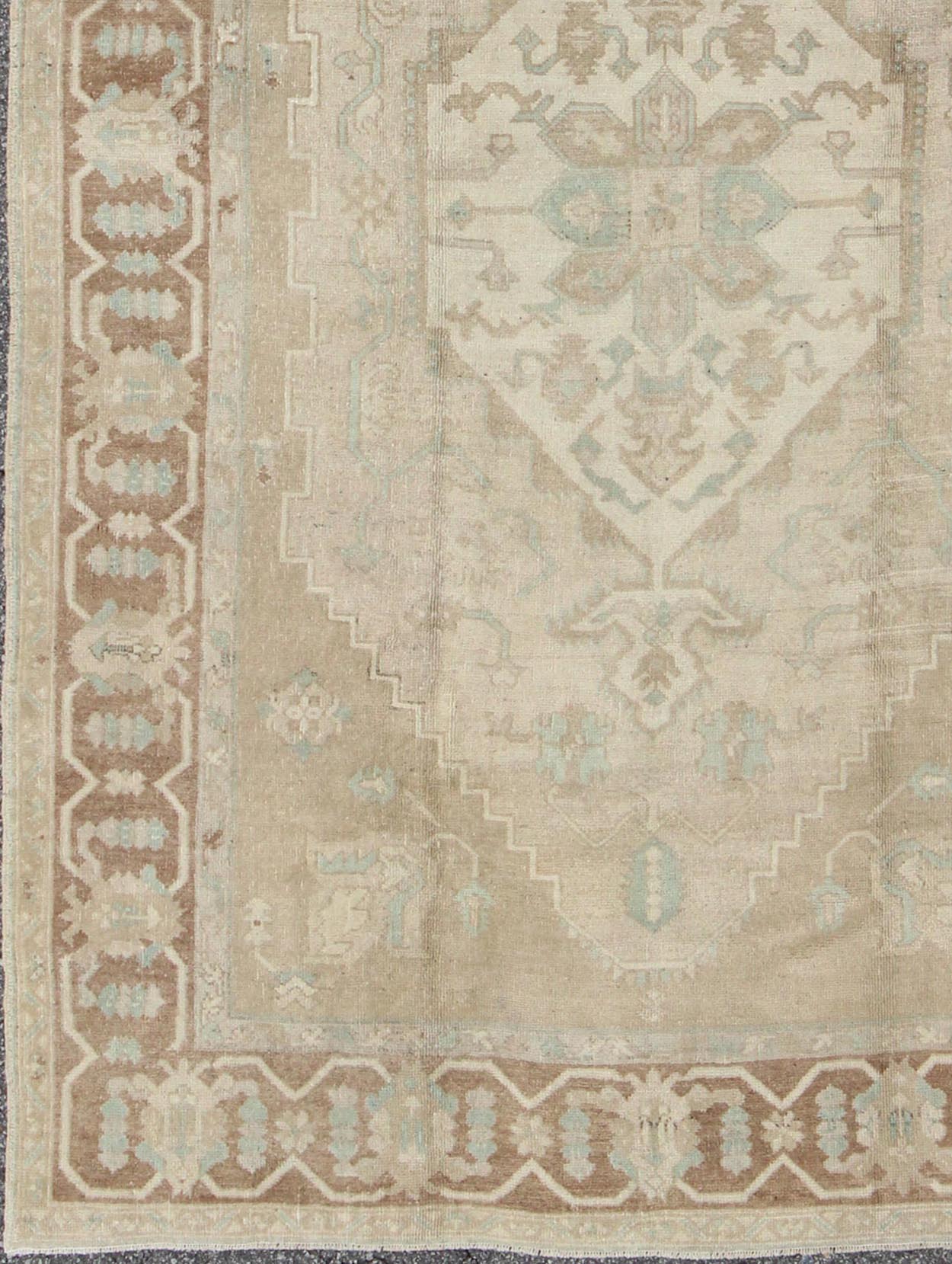 Turkish Vintage Oushak Medallion Rug With Muted Colors in Earth Tones. Keivan Woven Arts / rug EN - 951, country of origin / type: Turkey / Oushak, circa 1950. Measures: 6'9 x 10'5. This striking vintage Turkish Oushak rug bears an cream - colored bo... - Keivan Woven ArtsEN - 951 - 4874Rug