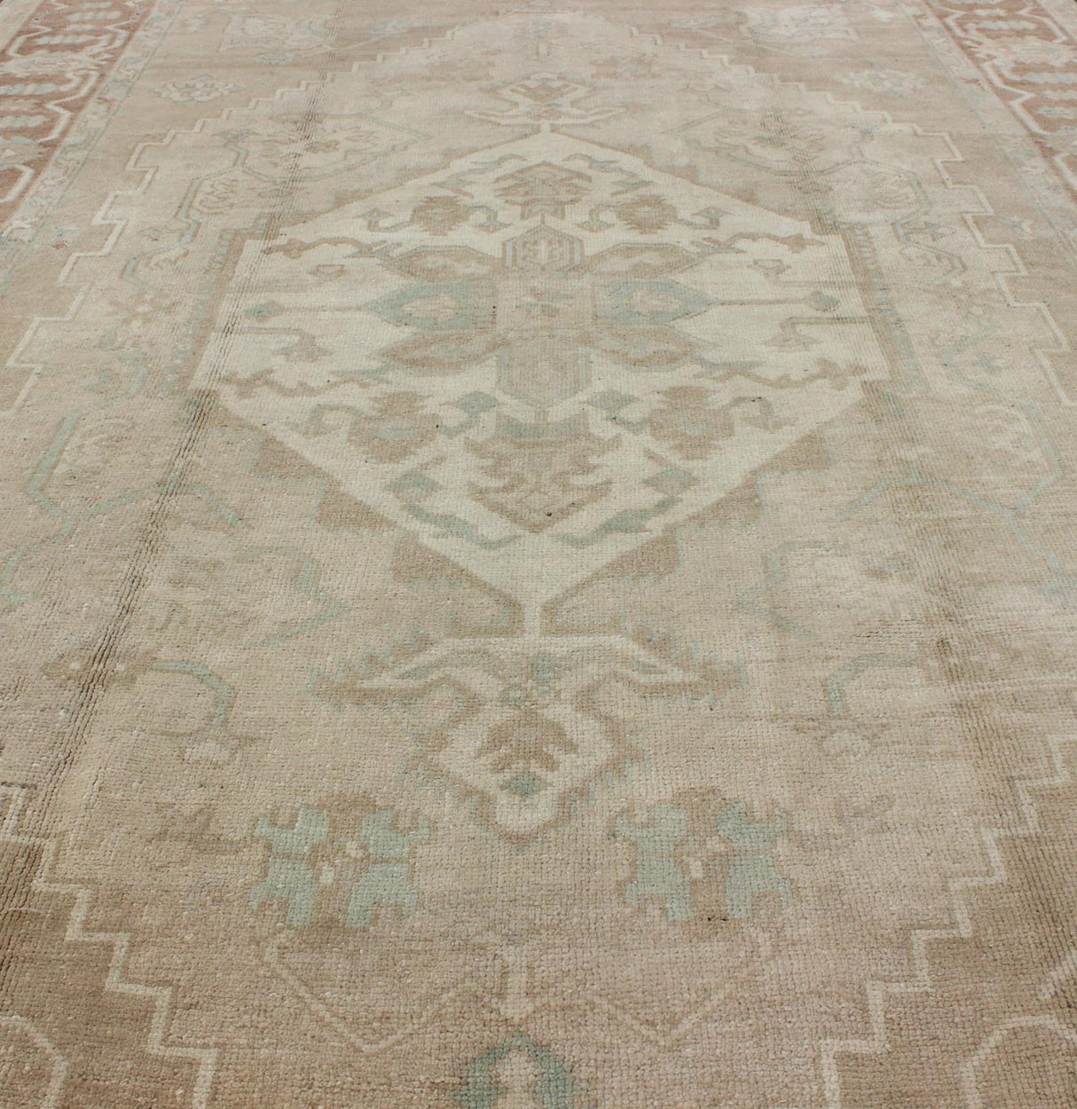 Turkish Vintage Oushak Medallion Rug With Muted Colors in Earth Tones. Keivan Woven Arts / rug EN - 951, country of origin / type: Turkey / Oushak, circa 1950. Measures: 6'9 x 10'5. This striking vintage Turkish Oushak rug bears an cream - colored bo... - Keivan Woven ArtsEN - 951 - 4874Rug