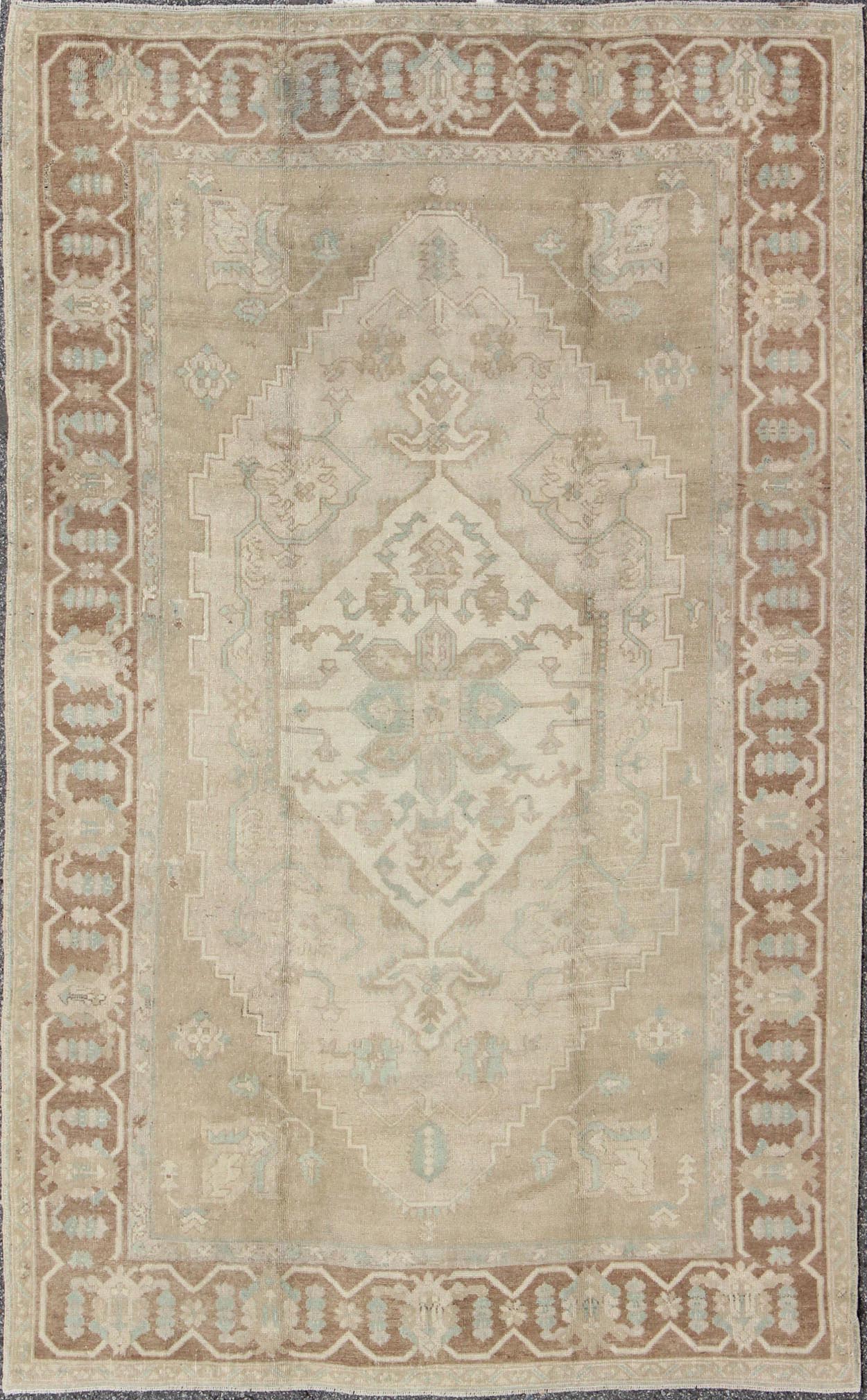 Turkish Vintage Oushak Medallion Rug With Muted Colors in Earth Tones. Keivan Woven Arts / rug EN - 951, country of origin / type: Turkey / Oushak, circa 1950. Measures: 6'9 x 10'5. This striking vintage Turkish Oushak rug bears an cream - colored bo... - Keivan Woven ArtsEN - 951 - 4874Rug
