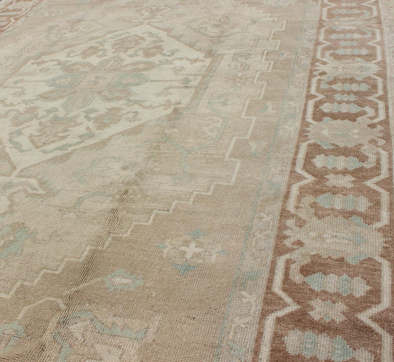 Turkish Vintage Oushak Medallion Rug With Muted Colors in Earth Tones. Keivan Woven Arts / rug EN - 951, country of origin / type: Turkey / Oushak, circa 1950. Measures: 6'9 x 10'5. This striking vintage Turkish Oushak rug bears an cream - colored bo... - Keivan Woven ArtsEN - 951 - 4874Rug