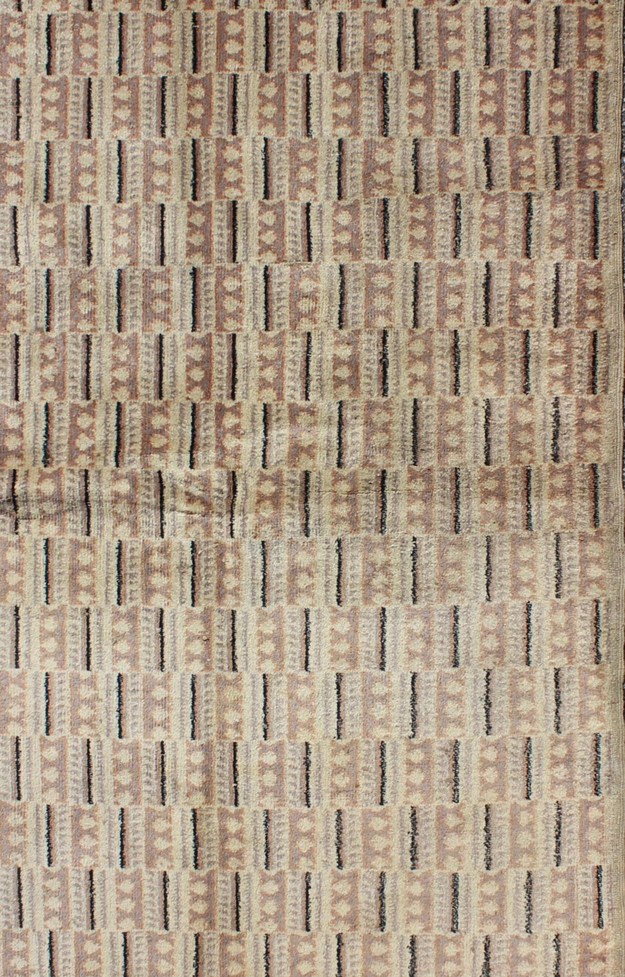Vintage Zeki Mren Rug with a Modern Design Keivan Woven Arts, En - 960, Vintage Mid - Century Zeki Mren Rug. Vintage Zeki Mren Rug with a Modern Design in Earth Tones and Unique Design This finely handwoven Zeki Mren vintage rug displays a unique desig... - Keivan Woven ArtsEN - 960 - 5428Rug