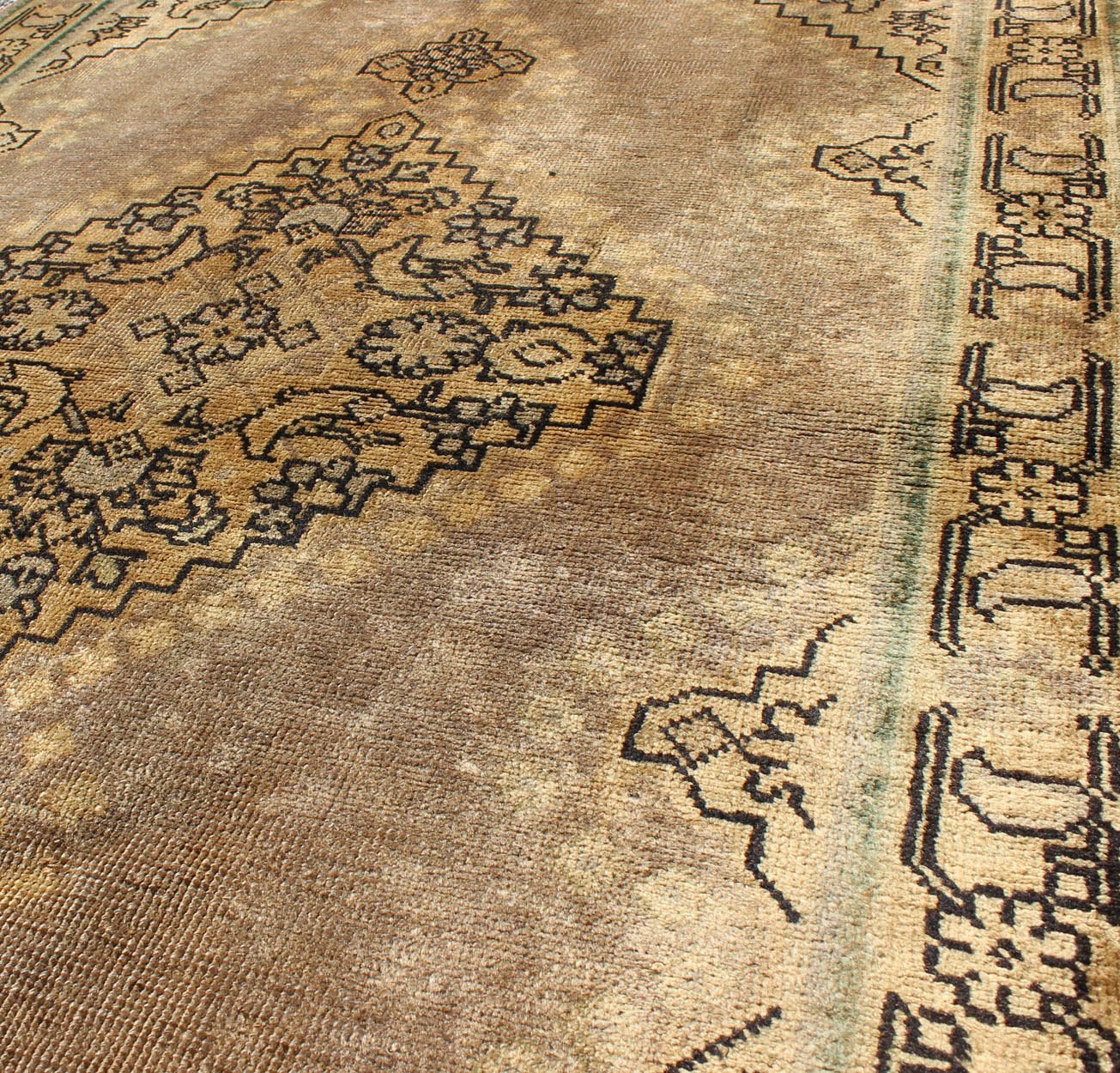 Medallion Style Tabriz Persian Vintage Rug With Medallion and Geometric Pattern. Keivan Woven Arts / rug H - 102 - 39, country of origin / type: Iran / Tabriz, circa 1950 Measures: 3'3 x 5'0. This spectacular Persian Tabriz bears a magnificent splend... - Keivan Woven ArtsH - 102 - 39 - 1784Rug