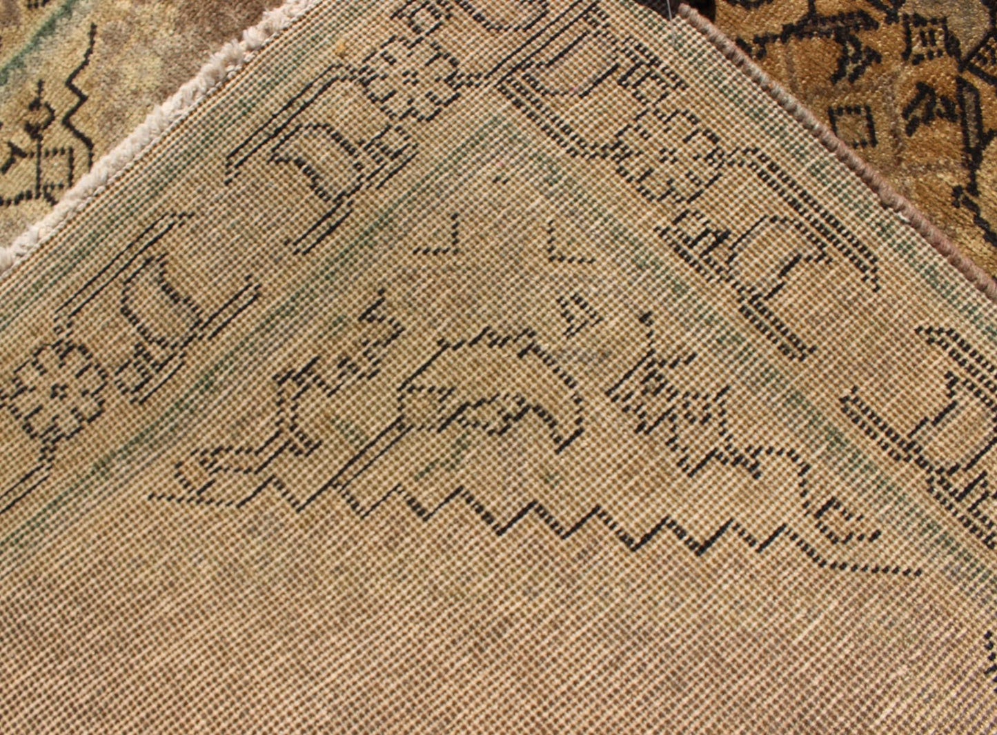 Medallion Style Tabriz Persian Vintage Rug With Medallion and Geometric Pattern. Keivan Woven Arts / rug H - 102 - 39, country of origin / type: Iran / Tabriz, circa 1950 Measures: 3'3 x 5'0. This spectacular Persian Tabriz bears a magnificent splend... - Keivan Woven ArtsH - 102 - 39 - 1784Rug
