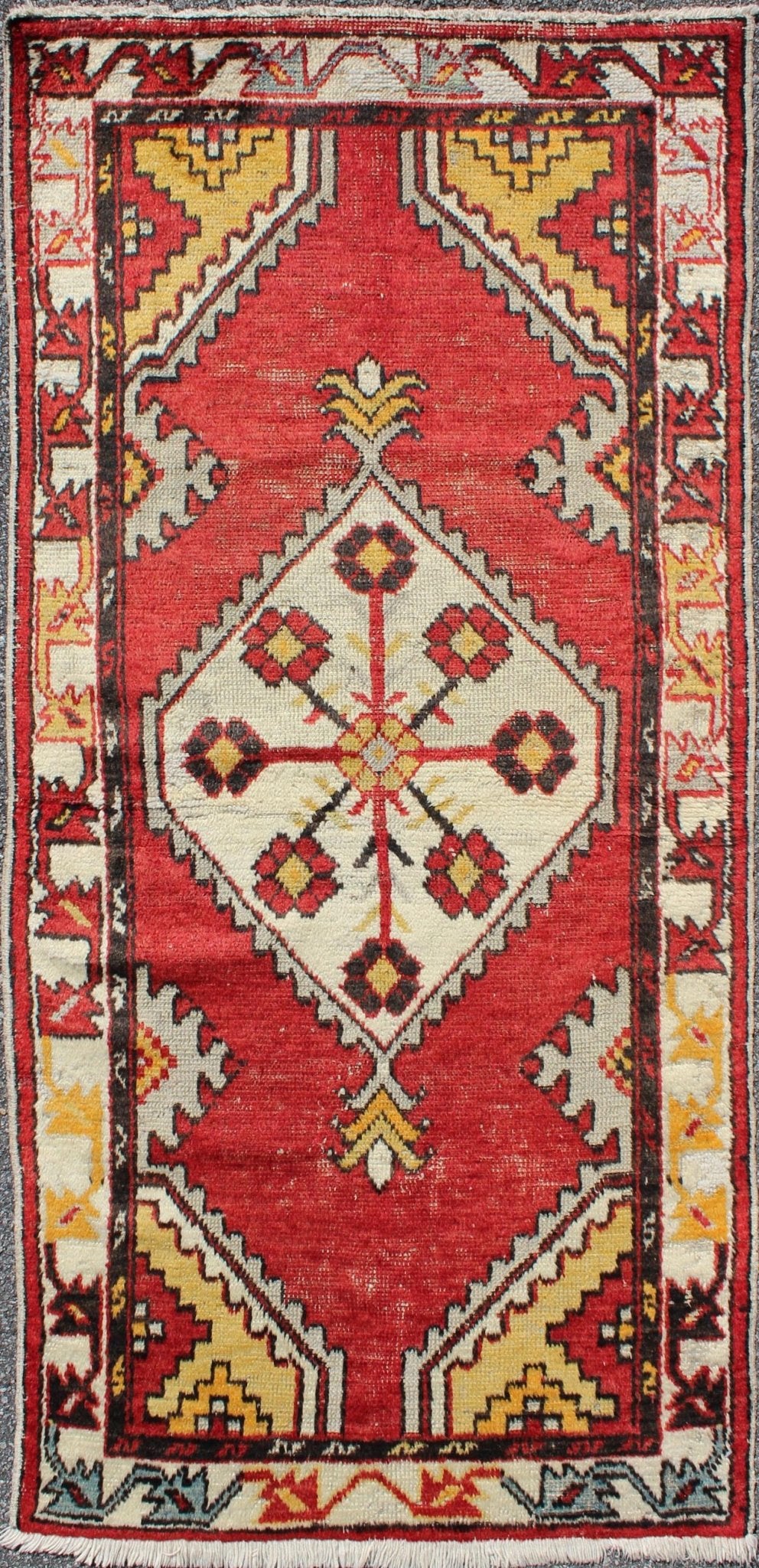 1930s Tribal Medallion Vintage Turkish Oushak Rug in Red, Brown, Gray, Yellow 1930s Tribal Medallion Vintage Turkish Oushak Rug in Red, Brown, Gray, Yellow, rug h - 602 - 21, country of origin / type: Turkey / Oushak, circa 1930 This vintage ... - Keivan Woven ArtsH - 602 - 21 - 2303Rug