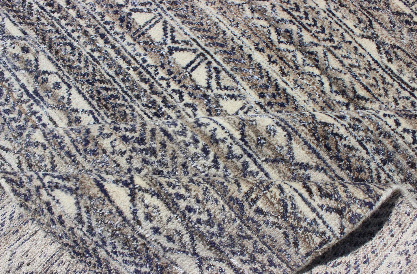 Shades of royal blue and charcoal modern Indian piled rug. Keivan Woven Arts / rug KHN - 417, country of origin / type: India / Scandinavian piled rug. This Modern Rug is inspired by the work of textile designers of the early to mid - 20th century. ... - Keivan Woven ArtsKHN - 417 - TR - D2 - 60 - 6460Rug