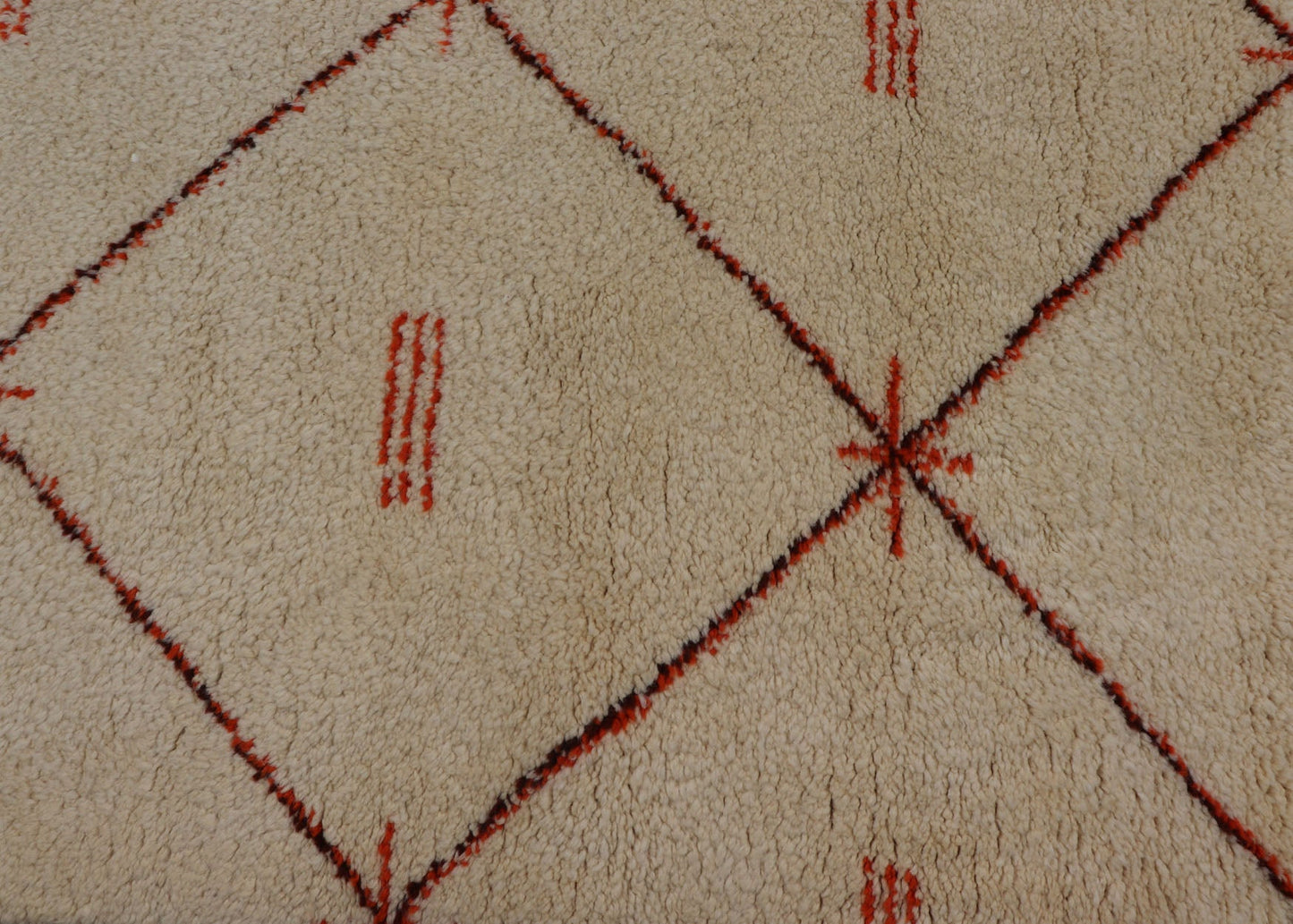 Ivory Background Vintage Large Moroccan Rug with Orange/Brown Diamond Pattern Keivan Woven Arts. Vintage Large Moroccan rug with Ivory background with orange, red, brown and black diamond pattern & Moroccan fringe, rug M14 - 1002, country of origin /... - Keivan Woven ArtsM14 - 1002 - 5961Rug