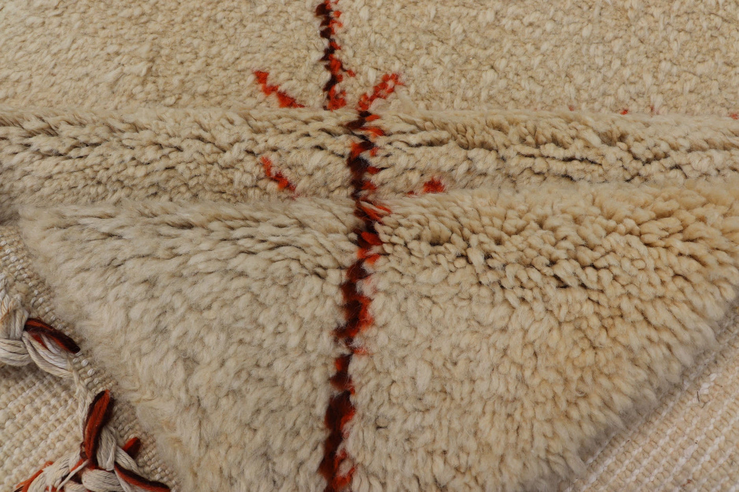 Ivory Background Vintage Large Moroccan Rug with Orange/Brown Diamond Pattern Keivan Woven Arts. Vintage Large Moroccan rug with Ivory background with orange, red, brown and black diamond pattern & Moroccan fringe, rug M14 - 1002, country of origin /... - Keivan Woven ArtsM14 - 1002 - 5961Rug