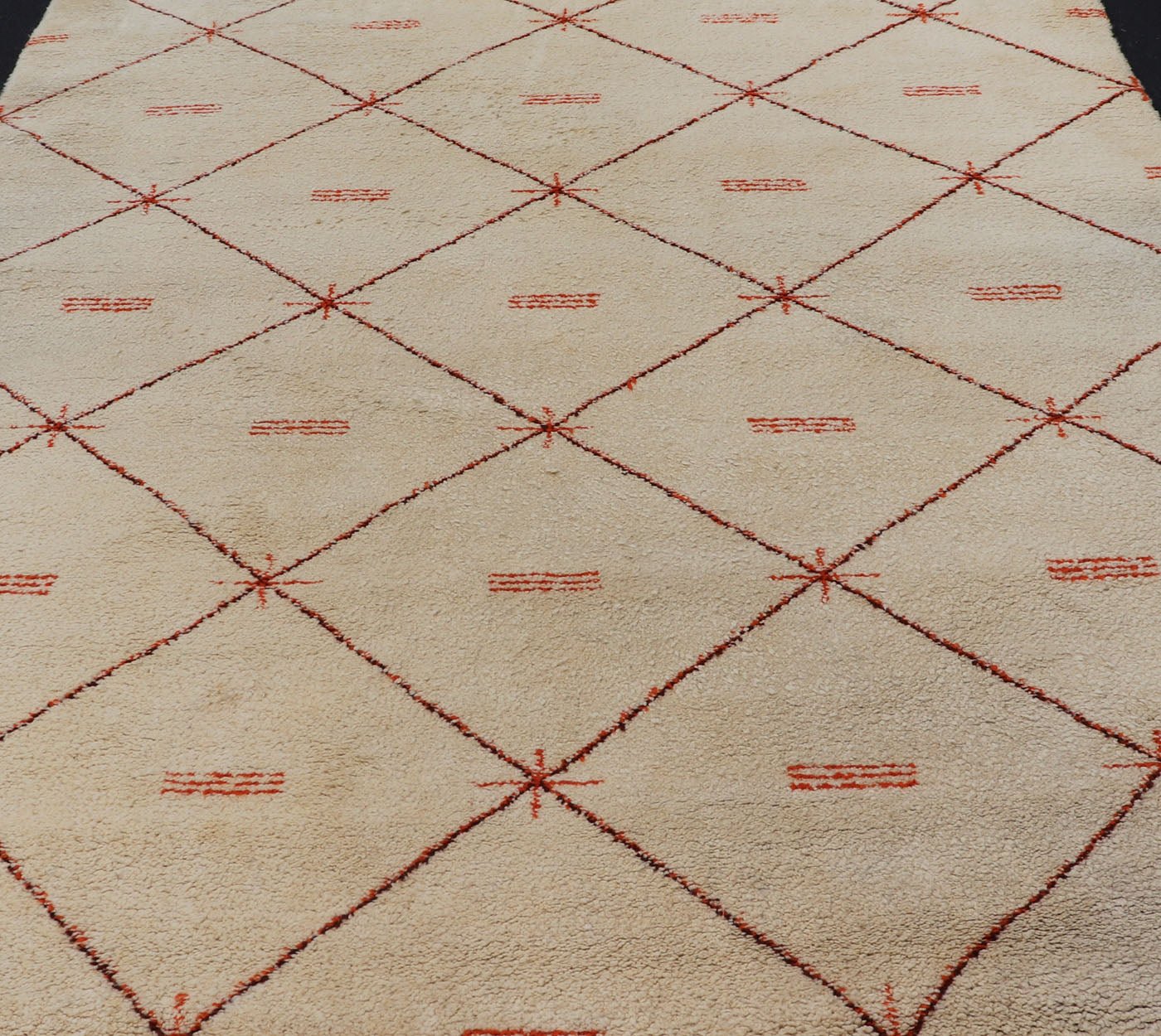 Ivory Background Vintage Large Moroccan Rug with Orange/Brown Diamond Pattern Keivan Woven Arts. Vintage Large Moroccan rug with Ivory background with orange, red, brown and black diamond pattern & Moroccan fringe, rug M14 - 1002, country of origin /... - Keivan Woven ArtsM14 - 1002 - 5961Rug
