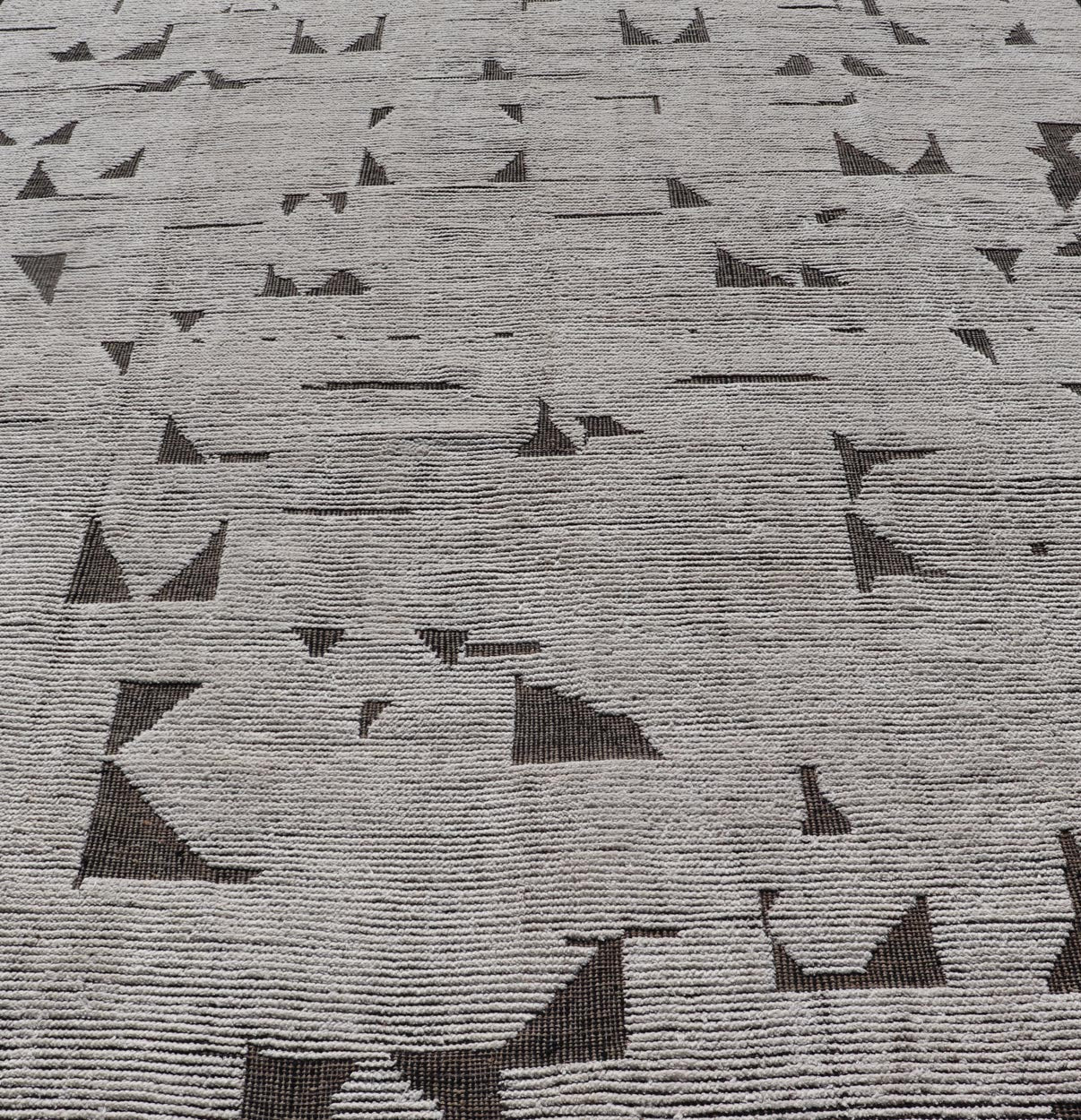 Fine Modern Rug in White & Light Taupe Tones with Abstract & Geometric Design. Country of Origin: Afghanistan Keivan Woven Arts; MSE - 12544 Type: Modern Casual Design: Abstract, Sub - Geometric, Modern 21st century Measures: 8'11 x 12'5 Fine Modern... - Keivan Woven ArtsMSE - 12544 - 25359Rug