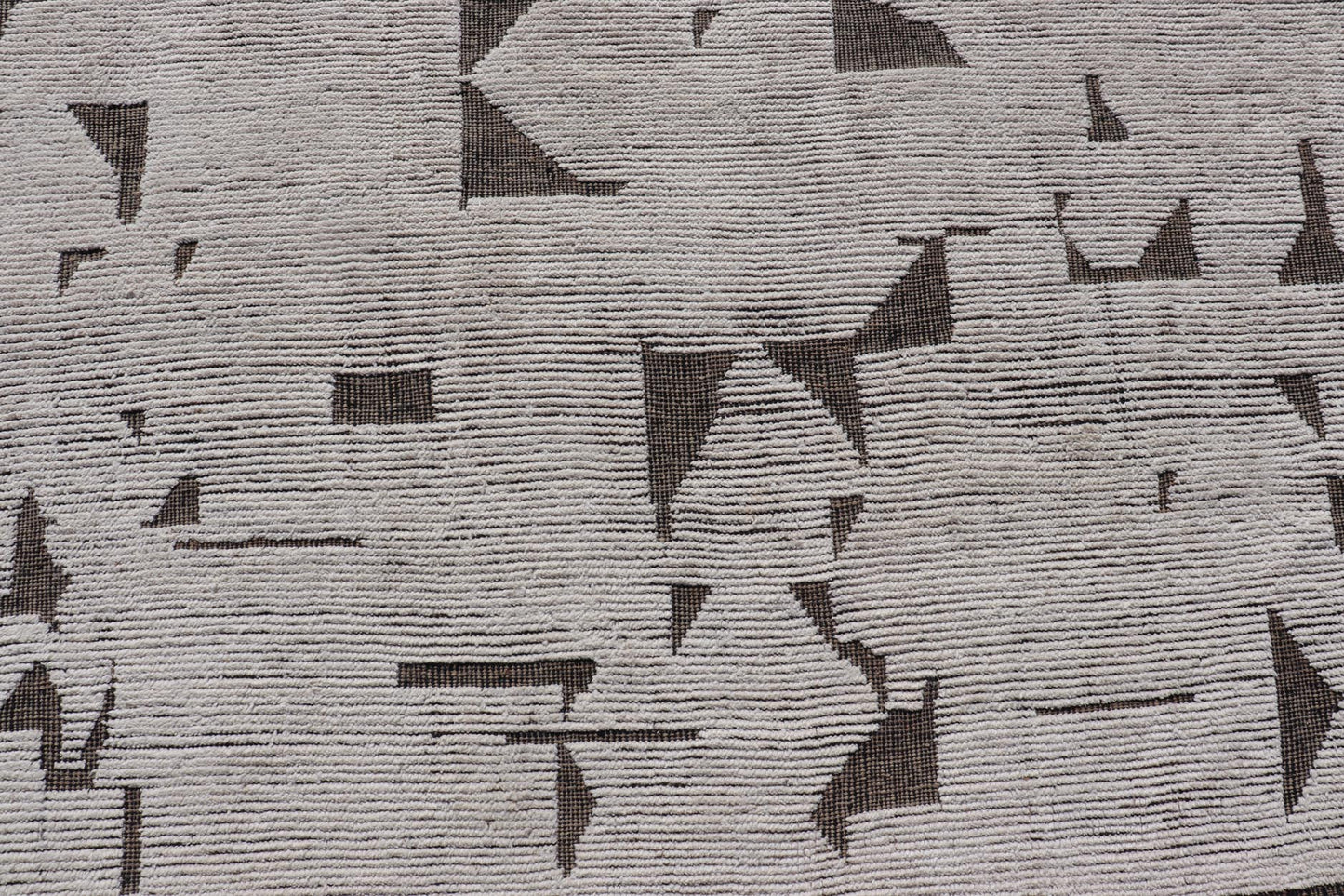 Fine Modern Rug in White & Light Taupe Tones with Abstract & Geometric Design. Country of Origin: Afghanistan Keivan Woven Arts; MSE - 12544 Type: Modern Casual Design: Abstract, Sub - Geometric, Modern 21st century Measures: 8'11 x 12'5 Fine Modern... - Keivan Woven ArtsMSE - 12544 - 25359Rug