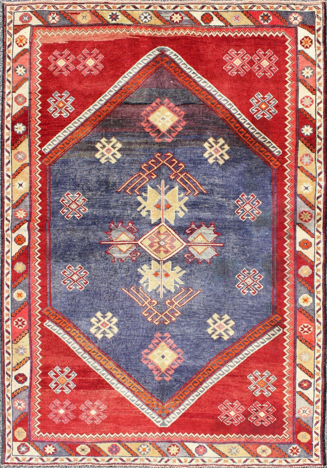 Vintage Turkish Oushak Rug with Geometric Design Set on Blue and Red Background Turkish Oushak Rug with Geometric Design Vintage rug/osm - 25 origin/turkey kwarugs This vintage Oushak rug features an intricately beautiful design. The ce... - Keivan Woven ArtsOSM - 25 - 4522Rug