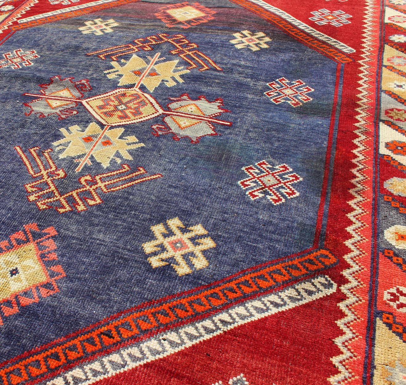 Vintage Turkish Oushak Rug with Geometric Design Set on Blue and Red Background Turkish Oushak Rug with Geometric Design Vintage rug/osm - 25 origin/turkey kwarugs This vintage Oushak rug features an intricately beautiful design. The ce... - Keivan Woven ArtsOSM - 25 - 4522Rug