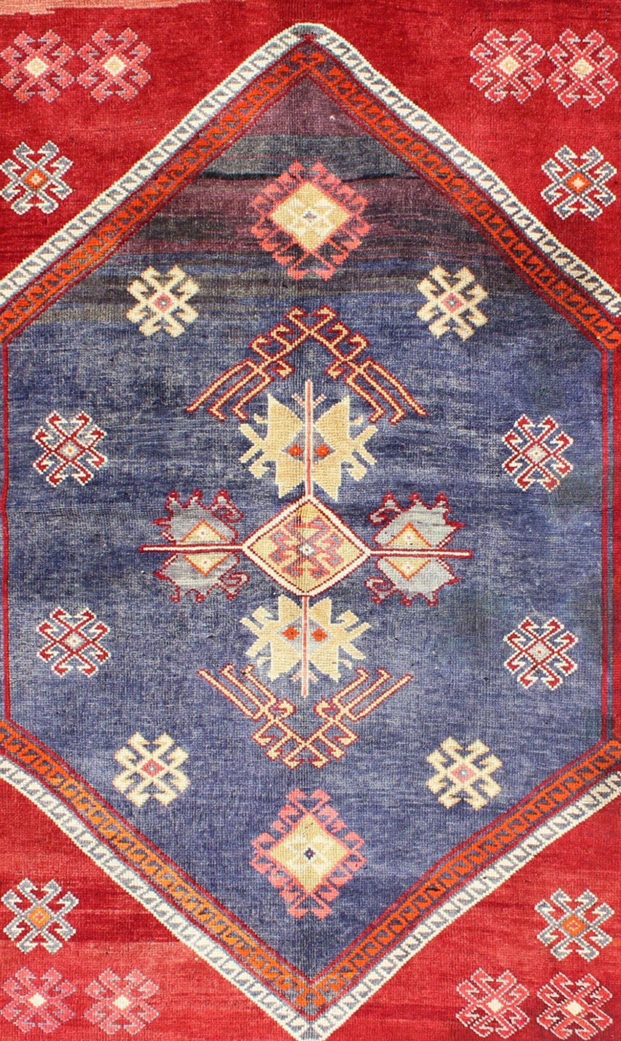 Vintage Turkish Oushak Rug with Geometric Design Set on Blue and Red Background Turkish Oushak Rug with Geometric Design Vintage rug/osm - 25 origin/turkey kwarugs This vintage Oushak rug features an intricately beautiful design. The ce... - Keivan Woven ArtsOSM - 25 - 4522Rug