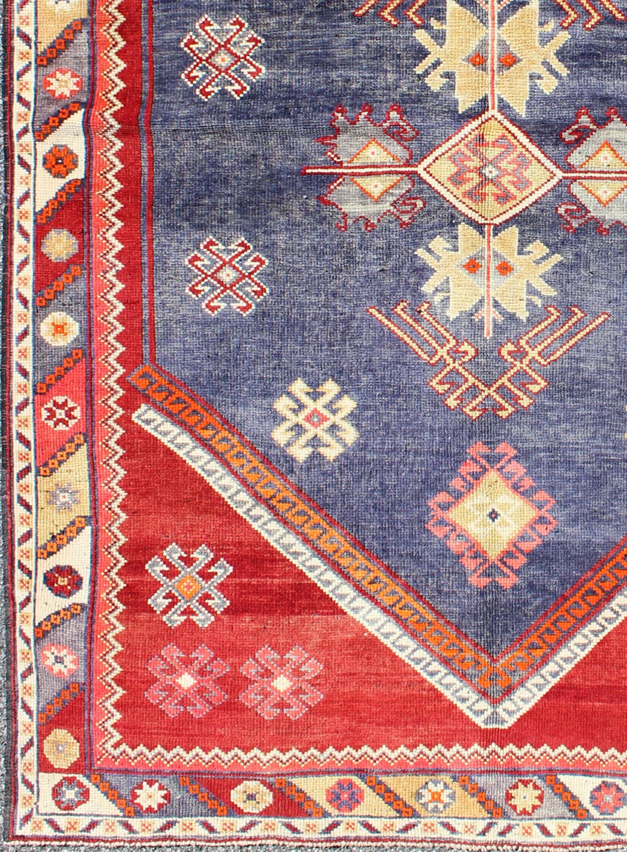 Vintage Turkish Oushak Rug with Geometric Design Set on Blue and Red Background Turkish Oushak Rug with Geometric Design Vintage rug/osm - 25 origin/turkey kwarugs This vintage Oushak rug features an intricately beautiful design. The ce... - Keivan Woven ArtsOSM - 25 - 4522Rug