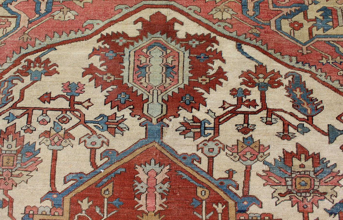 Antique Persian Serapi Rug with Ivory Background & Detailed Layered Medallion. Fabulous antique Persian Serapi rug with colorful and detailed layered medallion, Keivan Woven Arts / rug R20 - 0104, country of origin / type: Iran / Serapi, circa 1890 ... - Keivan Woven ArtsR20 - 0104 - 12863Rug