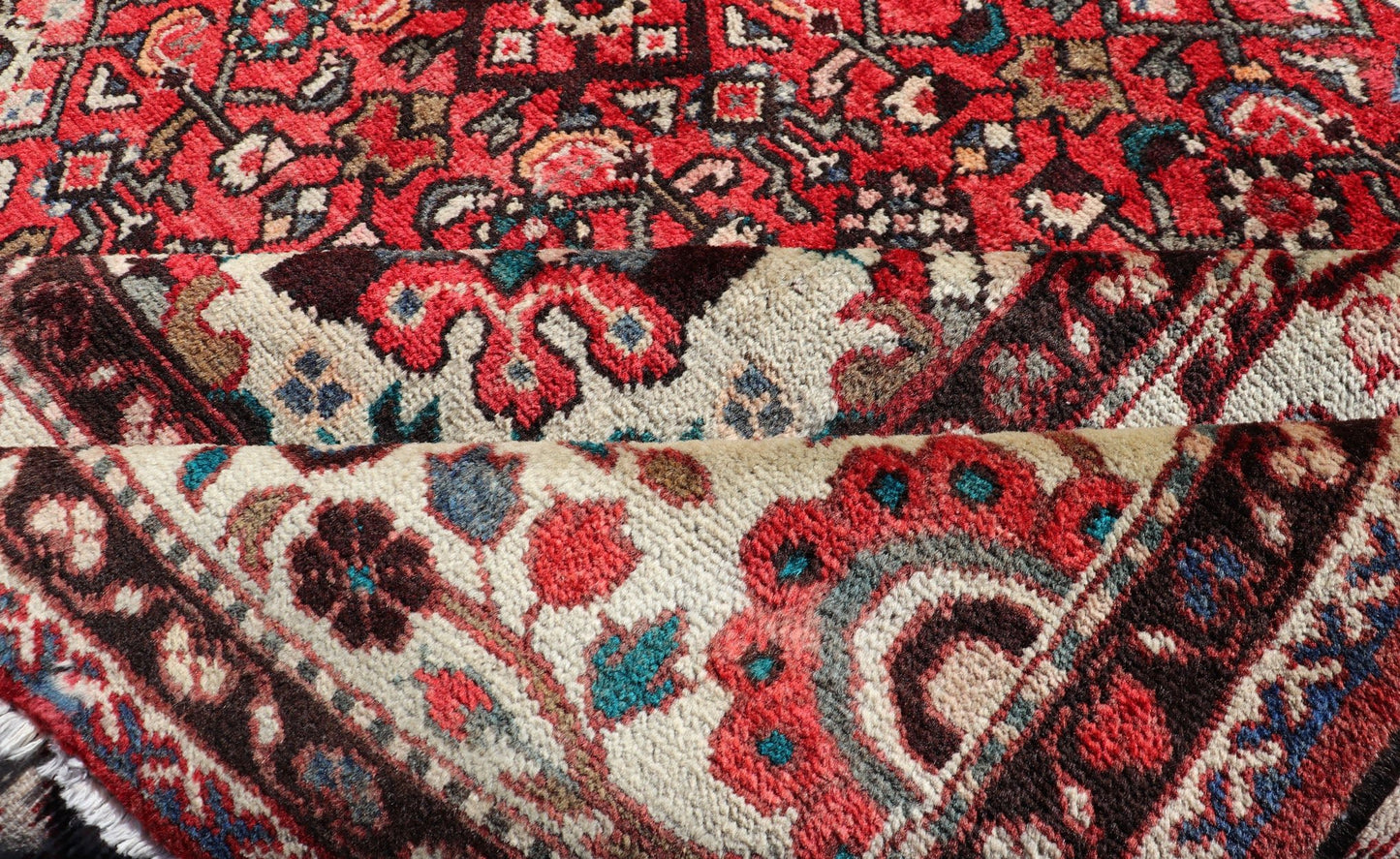 Semi Antique Persian Mahal Rug with Medallion Design in Soft Red and Wide Border Persian semi antique Mahal rug with medallion design in red and ivory, Keivan Woven Arts / rug R20 - 0830, country of origin / type: Iran / Sultanabad, circa mid - 20th... - Keivan Woven ArtsR20 - 0830 - 13364Rug