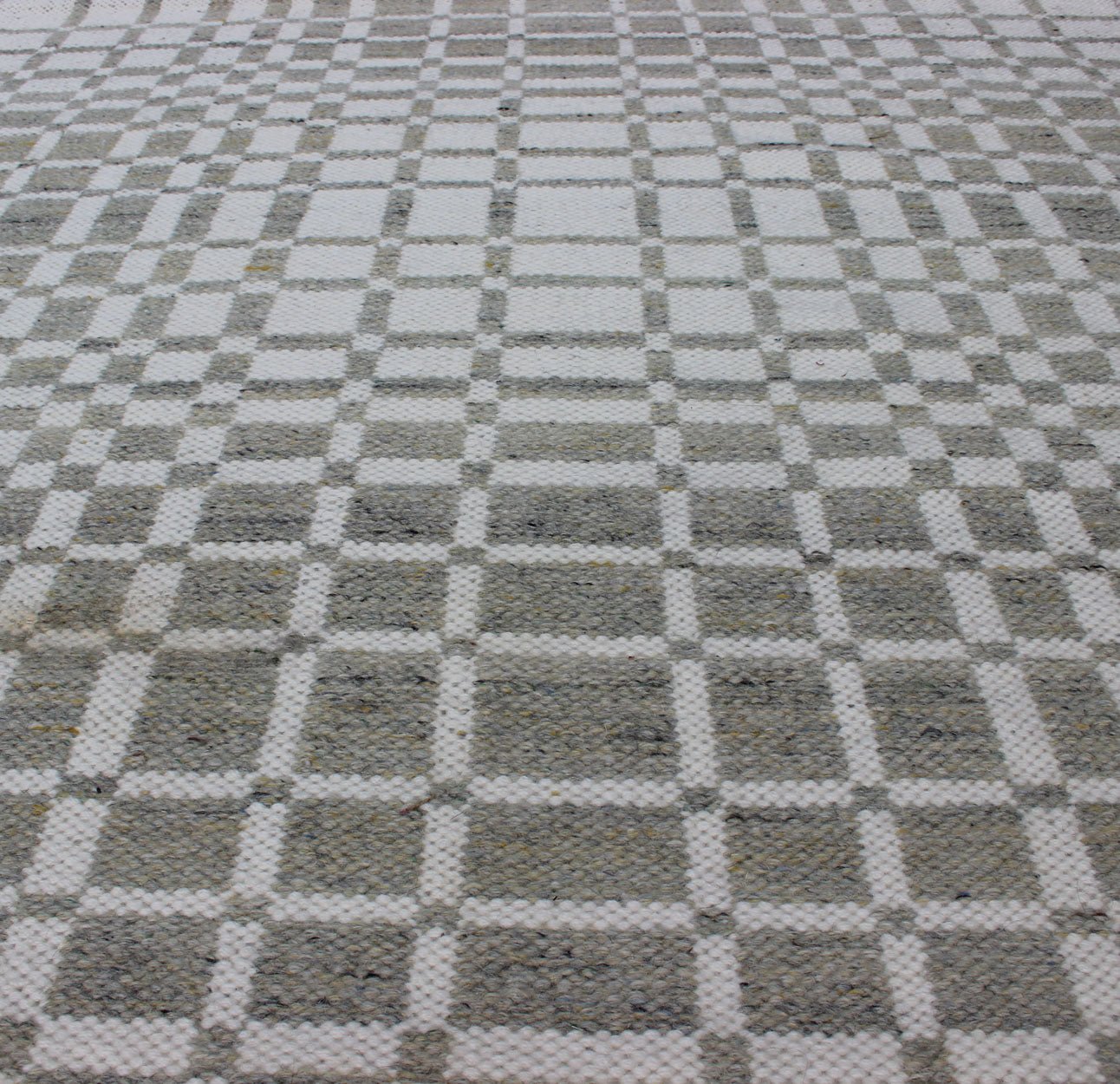 Modern Design Flatweave Rug with Modern pattern in Cream and Green - Gray Neutral tone rug with free - flowing modern design, Keivan Woven Arts / rug RJK - 17796 - SL - 1, country of origin / type: India The subdued design of this rug makes it pe... - Keivan Woven ArtsRJK - 17796 - SL - 1 - 13104