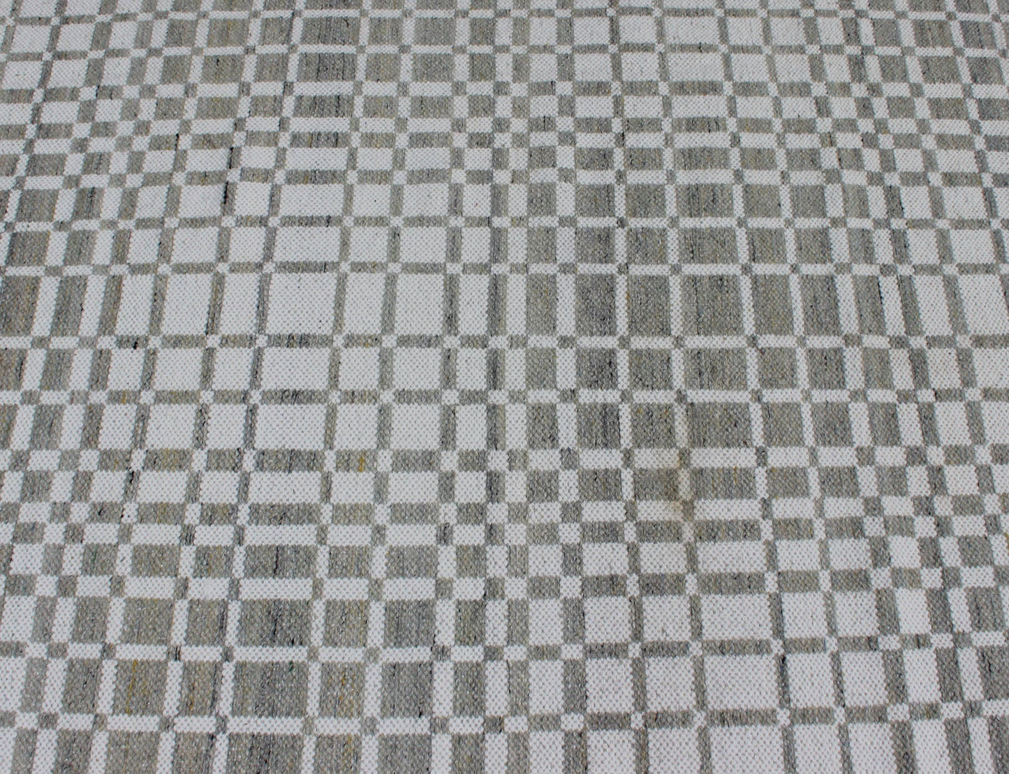 Modern Design Flatweave Rug with Modern pattern in Cream and Green - Gray Neutral tone rug with free - flowing modern design, Keivan Woven Arts / rug RJK - 17796 - SL - 1, country of origin / type: India The subdued design of this rug makes it pe... - Keivan Woven ArtsRJK - 17796 - SL - 1 - 13104