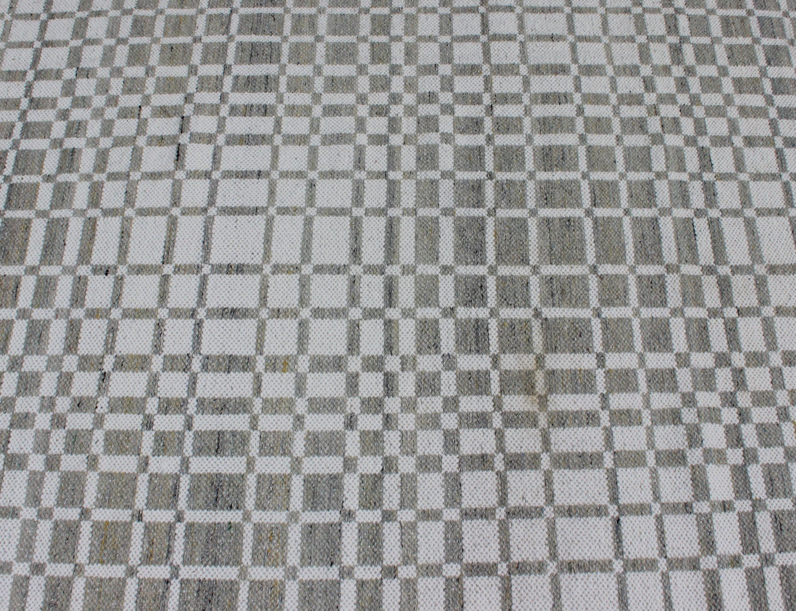 Modern Design Flatweave Rug with Modern pattern in Cream and Green - Gray Neutral tone rug with free - flowing modern design, Keivan Woven Arts / rug RJK - 17796 - SL - 1, country of origin / type: India The subdued design of this rug makes it pe... - Keivan Woven ArtsRJK - 17796 - SL - 1 - 13104Rug