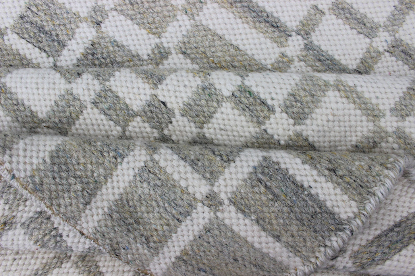 Modern Design Flatweave Rug with Modern pattern in Cream and Green - Gray Neutral tone rug with free - flowing modern design, Keivan Woven Arts / rug RJK - 17796 - SL - 1, country of origin / type: India The subdued design of this rug makes it pe... - Keivan Woven ArtsRJK - 17796 - SL - 1 - 13104