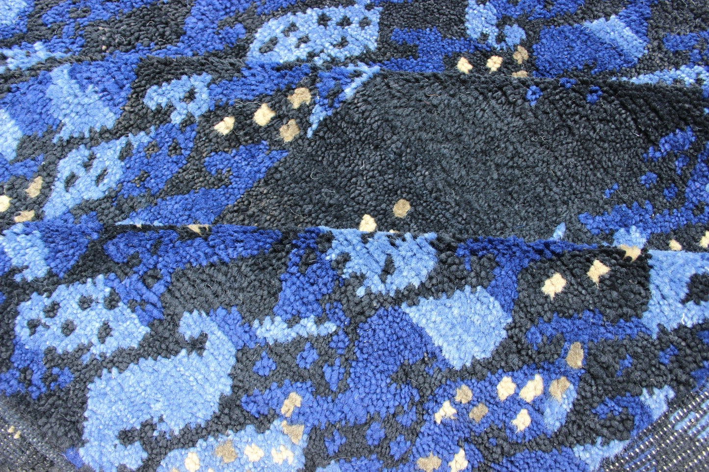 Measures: 10'2 x 13'9. Midnight blue and other shades of blue Contemporary Scandinavian design large rug with soft wool, feels great to the feet, This predominantly mid night blue rug has a pop of night light in the color yellow color. Large Modern ... - Keivan Woven ArtsRJK - 19417 - A2113A - 13116