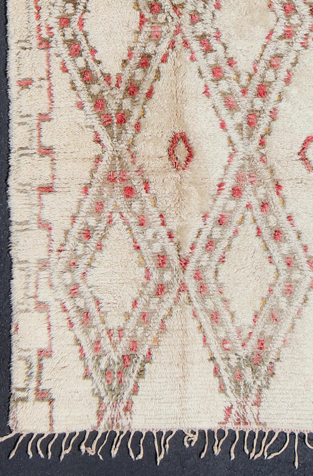 Vintage Beni Ouarain Moroccan Rug in White, Ivory, Taupe, and Rose Colors. Keivan Woven Arts / rug SK - 617 country of origin / type: Morocco / Tribal, circa 1940. Made in the high Atlas mountains of Morocco, this Beni Ouarain rug displays a all - o... - Keivan Woven ArtsSK - 617 - 4074Rug