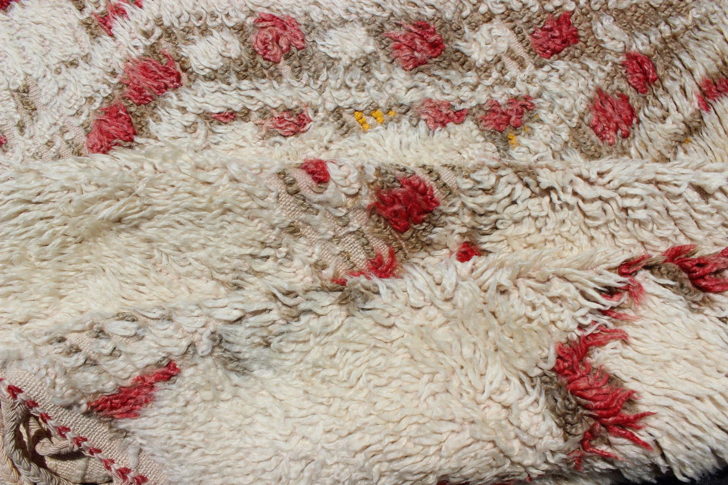 Vintage Beni Ouarain Moroccan Rug in White, Ivory, Taupe, and Rose Colors. Keivan Woven Arts / rug SK - 617 country of origin / type: Morocco / Tribal, circa 1940. Made in the high Atlas mountains of Morocco, this Beni Ouarain rug displays a all - o... - Keivan Woven ArtsSK - 617 - 4074Rug