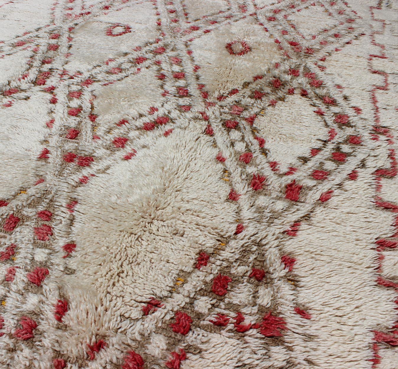 Vintage Beni Ouarain Moroccan Rug in White, Ivory, Taupe, and Rose Colors. Keivan Woven Arts / rug SK - 617 country of origin / type: Morocco / Tribal, circa 1940. Made in the high Atlas mountains of Morocco, this Beni Ouarain rug displays a all - o... - Keivan Woven ArtsSK - 617 - 4074Rug