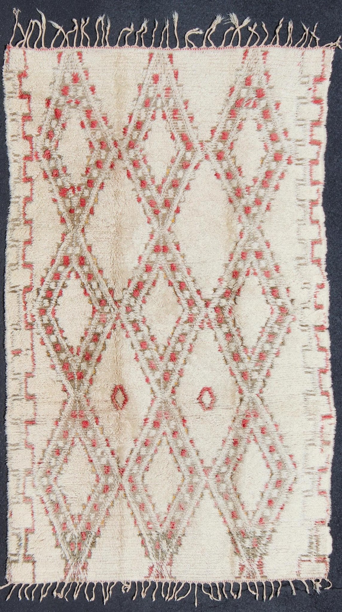 Vintage Beni Ouarain Moroccan Rug in White, Ivory, Taupe, and Rose Colors. Keivan Woven Arts / rug SK - 617 country of origin / type: Morocco / Tribal, circa 1940. Made in the high Atlas mountains of Morocco, this Beni Ouarain rug displays a all - o... - Keivan Woven ArtsSK - 617 - 4074Rug