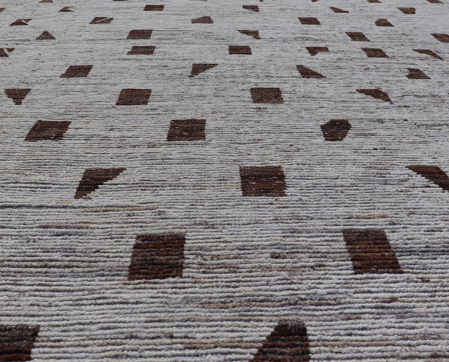 Distressed Modern Rug in Moroccan Style in All Over Checkerboard Distressed Modern Casual rug. Modern Casual Hand - Knotted Rug white / Off White wool with All - Over random Geometric shapes in brown colors. Keivan Woven Arts; rug SNK - 1150, country of orig... - Keivan Woven ArtsSNK - 1150 - 21633Rug