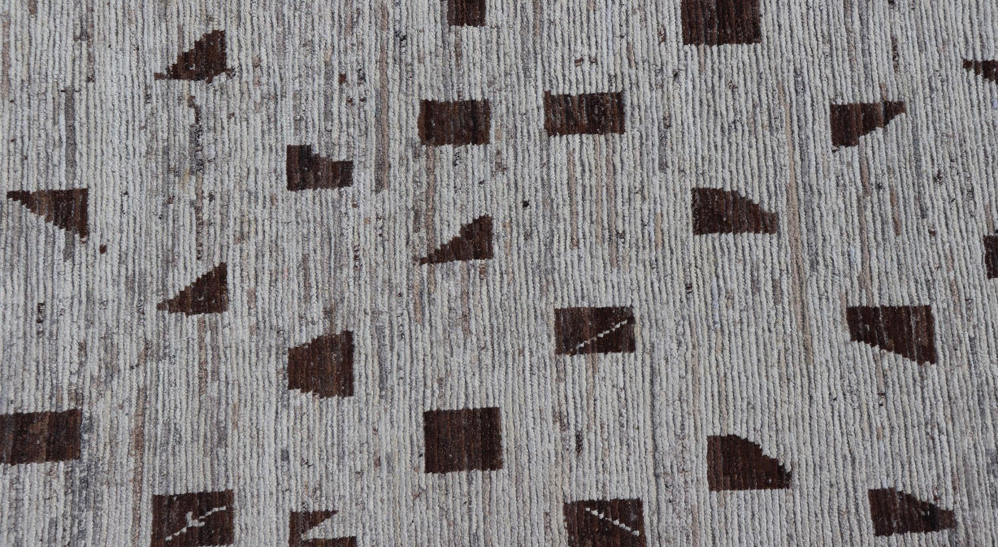 Distressed Modern Rug in Moroccan Style in All Over Checkerboard Distressed Modern Casual rug. Modern Casual Hand - Knotted Rug white / Off White wool with All - Over random Geometric shapes in brown colors. Keivan Woven Arts; rug SNK - 1150, country of orig... - Keivan Woven ArtsSNK - 1150 - 21633Rug