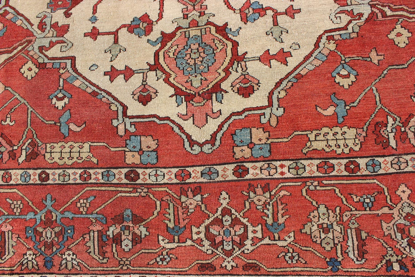 Antique Persian 19th Century Serapi Rug with Central Medallion Design in Cream Soft Red. Antique Persian Serapi Rug from 19th century, Keivan Woven Arts / rug /TRA - 0781, country of origin / type: Iran / Serapi , circa 1890. Measures: 9' ... - Keivan Woven ArtsTRA - 0781 - 711Rug