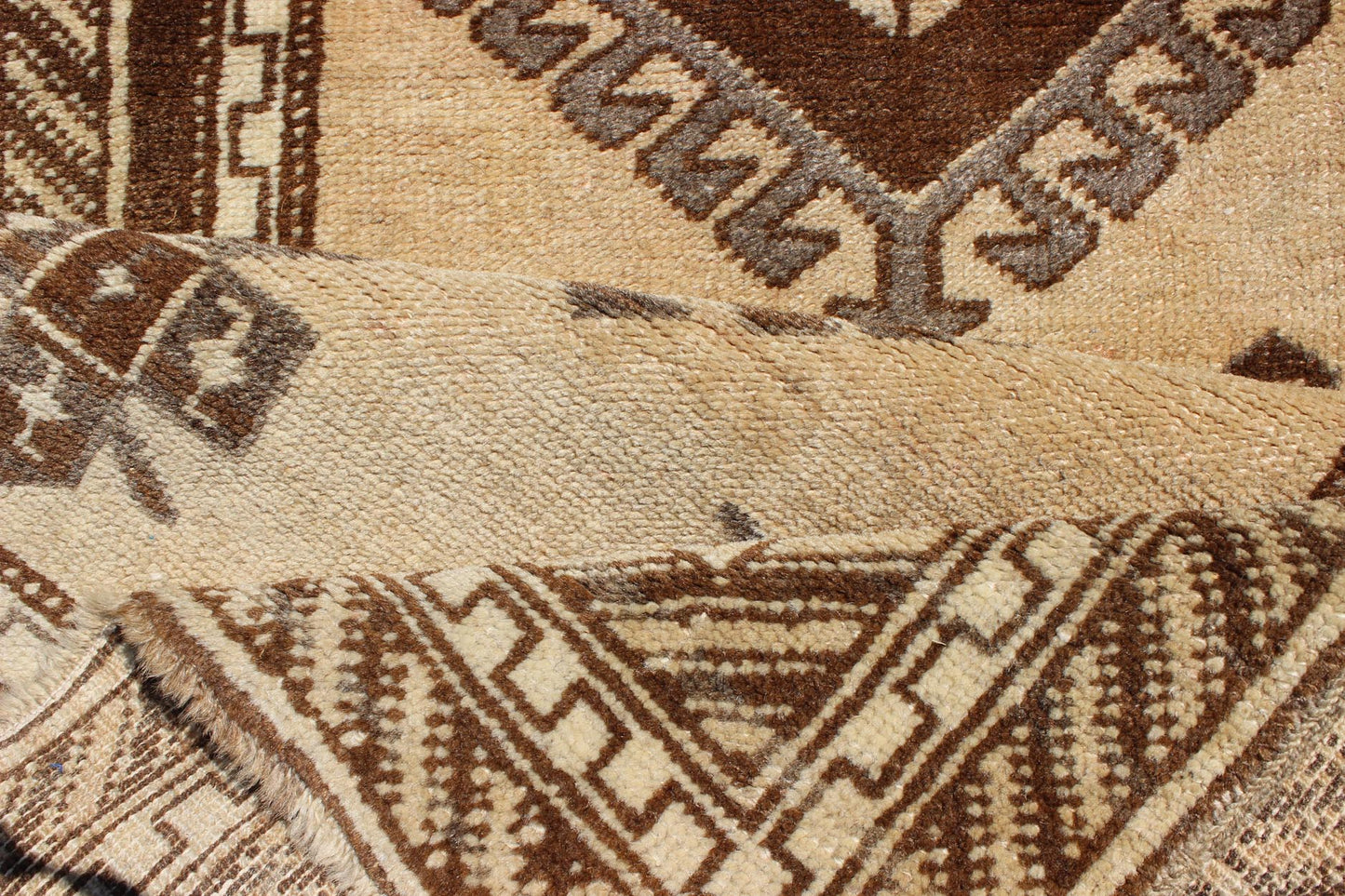 Earth - Toned Vintage Turkish Oushak Runner with Stacked Medallion Design. Light camel, brown, and taupe Oushak runner from Turkey with tribal geometric design, Keivan Woven Arts rug #TRA - 180401, country of origin / type: Turkey / Oushak, circa 1940. ... - Keivan Woven ArtsTRA - 180401 - 10217Rug