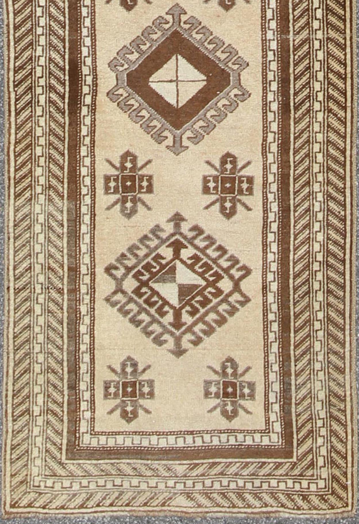 Earth - Toned Vintage Turkish Oushak Runner with Stacked Medallion Design. Light camel, brown, and taupe Oushak runner from Turkey with tribal geometric design, Keivan Woven Arts rug #TRA - 180401, country of origin / type: Turkey / Oushak, circa 1940. ... - Keivan Woven ArtsTRA - 180401 - 10217Rug