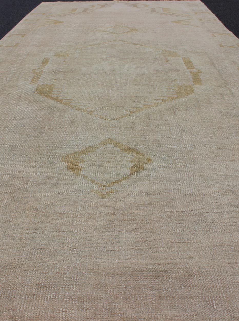 Light Colored Vintage Oushak Runner With Geometric Medallion in Taupe Color and Golden Color Medallion Oushak Gallery carpet, Keivan Woven Arts / rug TU - ALK - 3552, country of origin / type: Turkey / Oushak, circa 1940. Light colored vintage Ousha... - Keivan Woven ArtsTU - ALK - 3552 - 12054Rug