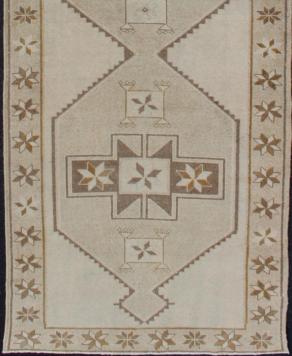Medallion Oushak Gallery carpet, rug TU - ALK - 3557, Keivan Woven Arts / country of origin / type: Turkey / Oushak, circa 1940. Light colored vintage Oushak runner with geometric medallions This Oushak carpet from mid - 20th century Turkey features a... - Keivan Woven ArtsTU - ALK - 3557 - 12062Rug