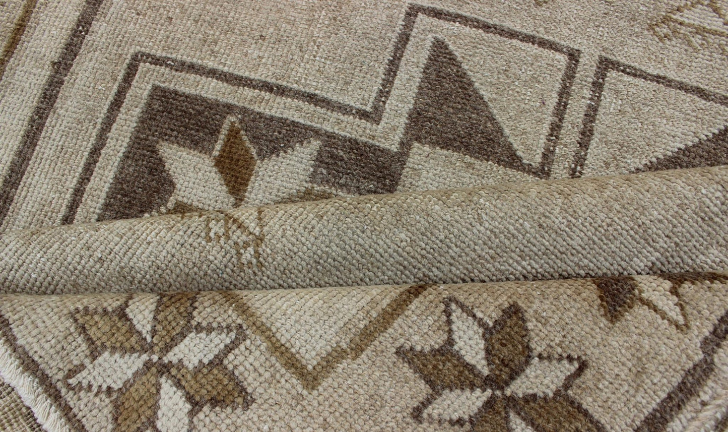 Medallion Oushak Gallery carpet, rug TU - ALK - 3557, Keivan Woven Arts / country of origin / type: Turkey / Oushak, circa 1940. Light colored vintage Oushak runner with geometric medallions This Oushak carpet from mid - 20th century Turkey features a... - Keivan Woven ArtsTU - ALK - 3557 - 12062Rug