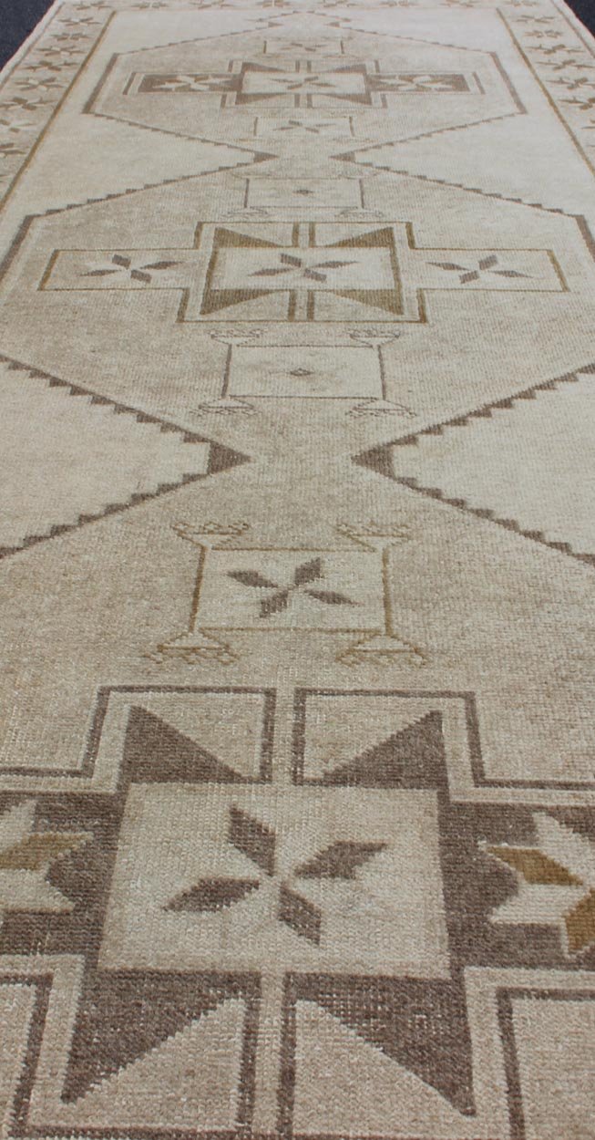 Medallion Oushak Gallery carpet, rug TU - ALK - 3557, Keivan Woven Arts / country of origin / type: Turkey / Oushak, circa 1940. Light colored vintage Oushak runner with geometric medallions This Oushak carpet from mid - 20th century Turkey features a... - Keivan Woven ArtsTU - ALK - 3557 - 12062Rug