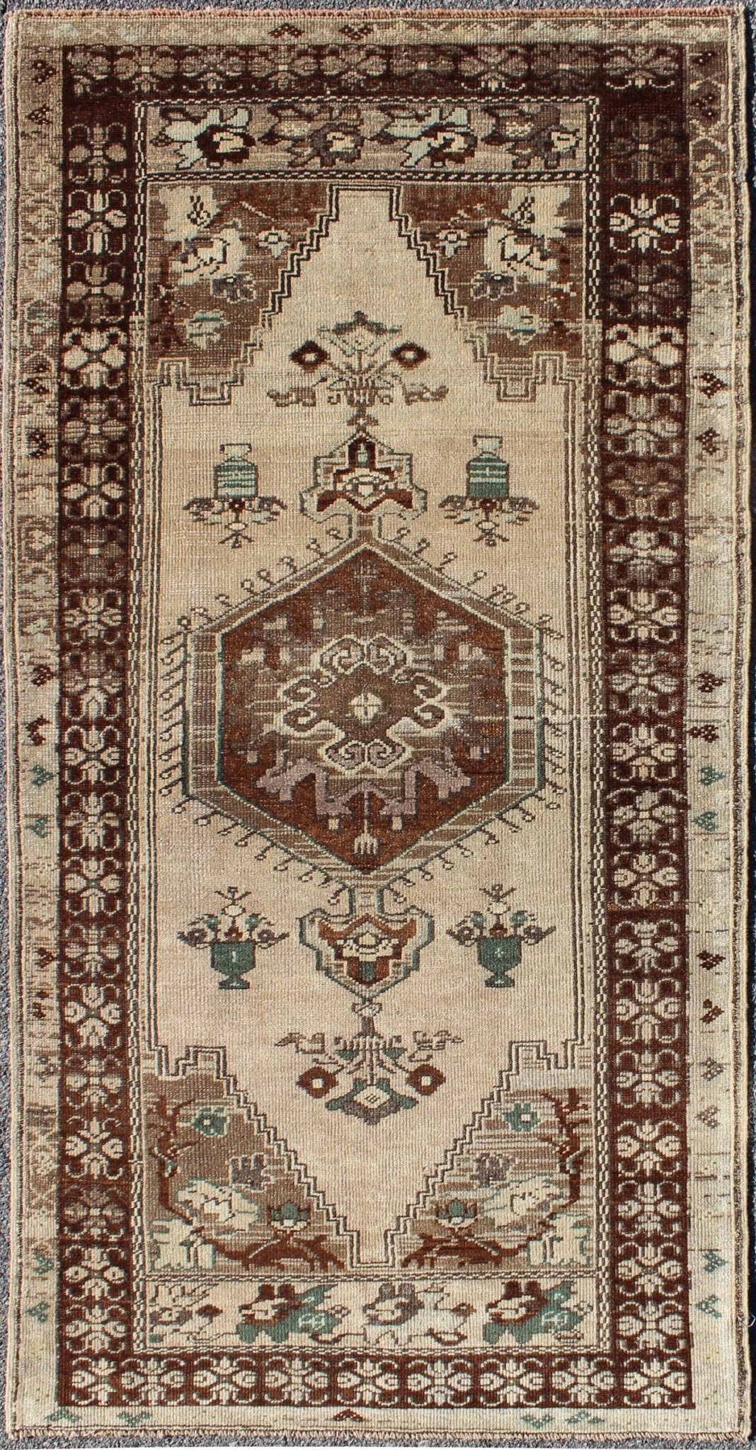Turkish Oushak Vintage Rug with Central Medallion and Floral Motifs in Brown kwarugs Turkish Oushak vintage rug with central medallion and floral motifs in brown, rug alk - 3564, country of origin / type: Turkey / Oushak, circa mid - 20th century ... - Keivan Woven ArtsTU - ALK - 3564 - 6791Rug