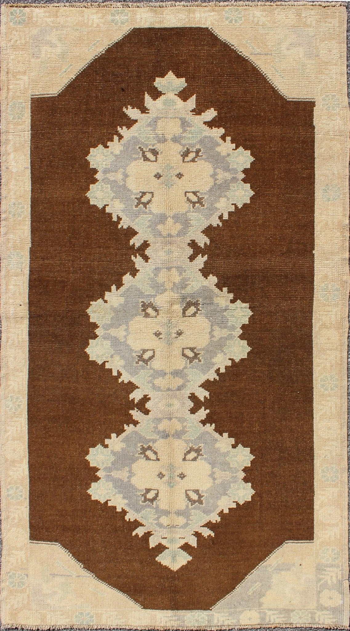 Vintage Turkish Oushak runner with floral medallions in brown, gray, taupe, Keivan Woven Arts / rug TU - ALK - 3565, country of origin / type: Turkey / Oushak, circa mid - 20th Century. This vintage Turkish Oushak gallery rug (circa mid - 20th centu... - Keivan Woven ArtsTU - ALK - 3565 - 6797Rug
