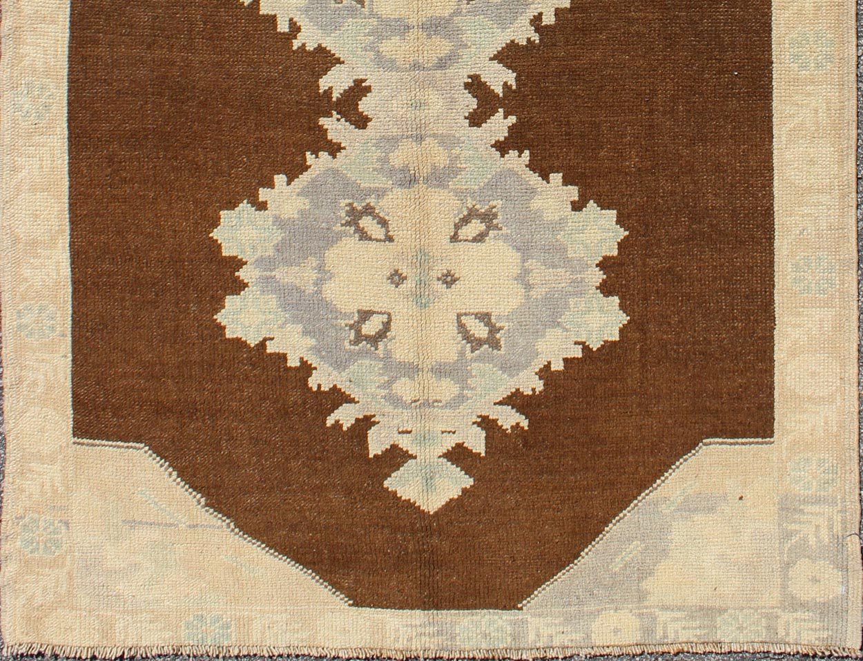 Vintage Turkish Oushak runner with floral medallions in brown, gray, taupe, Keivan Woven Arts / rug TU - ALK - 3565, country of origin / type: Turkey / Oushak, circa mid - 20th Century. This vintage Turkish Oushak gallery rug (circa mid - 20th centu... - Keivan Woven ArtsTU - ALK - 3565 - 6797Rug