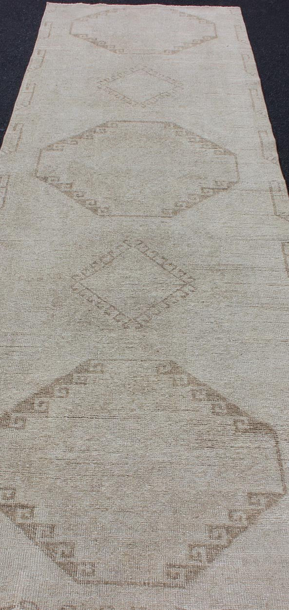 Grey and Cream Vintage Turkish Oushak Runner with Geometric Tribal Design Cream and taupe vintage Turkish Oushak runner with geometric tribal design, Keivan Woven Arts / rug/TU - ALK - 3582, country of origin / type: Turkey / Oushak, circa 1930 ... - Keivan Woven ArtsTU - ALK - 3582 - 12082Rug