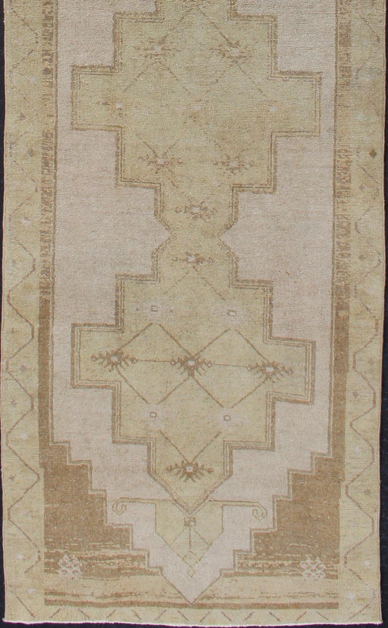 Geometric Design Vintage Turkish Oushak Runner in Lt. Green, Cream and Lt. Brown. Lightly toned vintage Turkish Runner with Geometric Oushak design, rug TU - ALK - 3594, country of origin / type: Turkey / Oushak, circa 1940. This vintage Turkish... - Keivan Woven ArtsTU - ALK - 3594 - 12112Rug