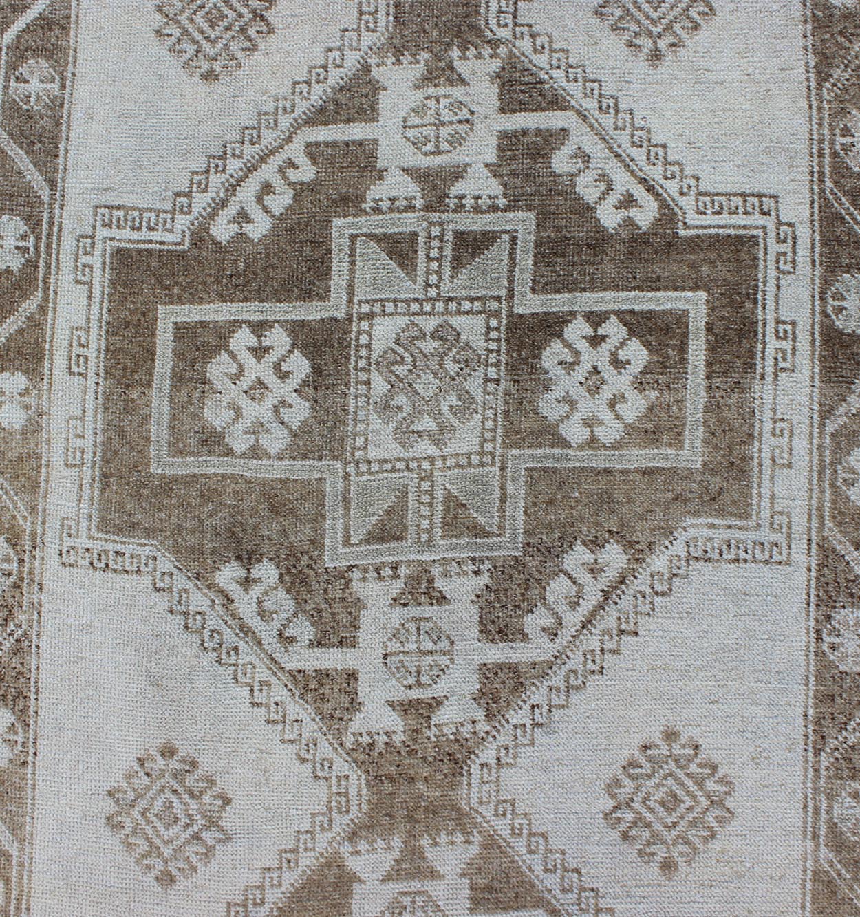 Turkish Hand Knotted Oushak Runner With Four Tribal Medallions in Cream and Brown's kwarugs Turkish Oushak runner with four tribal medallions in Cream and Brown's. Keivan Woven Arts / rug# alk - 3649, country of origin / type: Turkey / Oushak, cir... - Keivan Woven ArtsTU - ALK - 3649 - 8078Rug