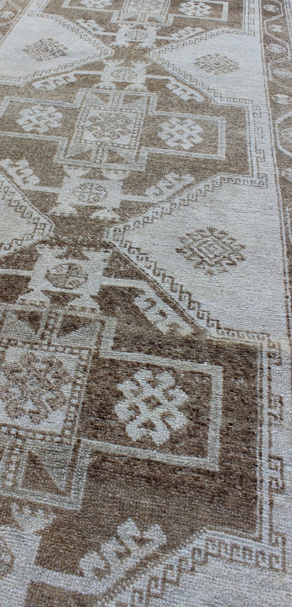 Turkish Hand Knotted Oushak Runner With Four Tribal Medallions in Cream and Brown's kwarugs Turkish Oushak runner with four tribal medallions in Cream and Brown's. Keivan Woven Arts / rug# alk - 3649, country of origin / type: Turkey / Oushak, cir... - Keivan Woven ArtsTU - ALK - 3649 - 8078Rug