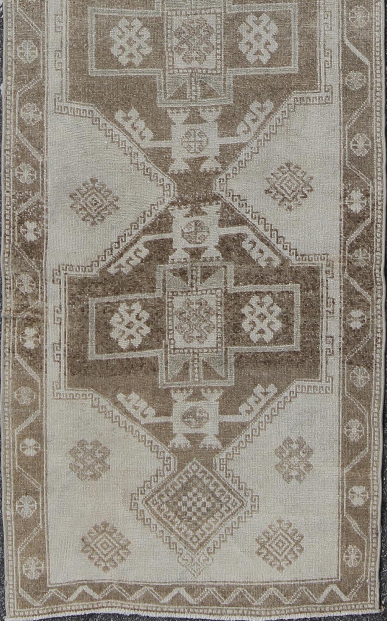 Turkish Hand Knotted Oushak Runner With Four Tribal Medallions in Cream and Brown's kwarugs Turkish Oushak runner with four tribal medallions in Cream and Brown's. Keivan Woven Arts / rug# alk - 3649, country of origin / type: Turkey / Oushak, cir... - Keivan Woven ArtsTU - ALK - 3649 - 8078Rug